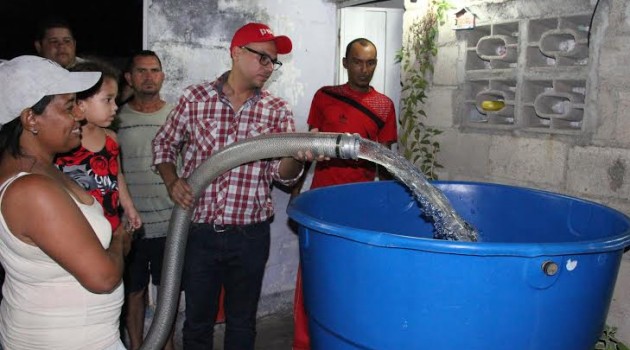 El alcalde visitó ambas comunidades a quienes abasteció de agua directamente