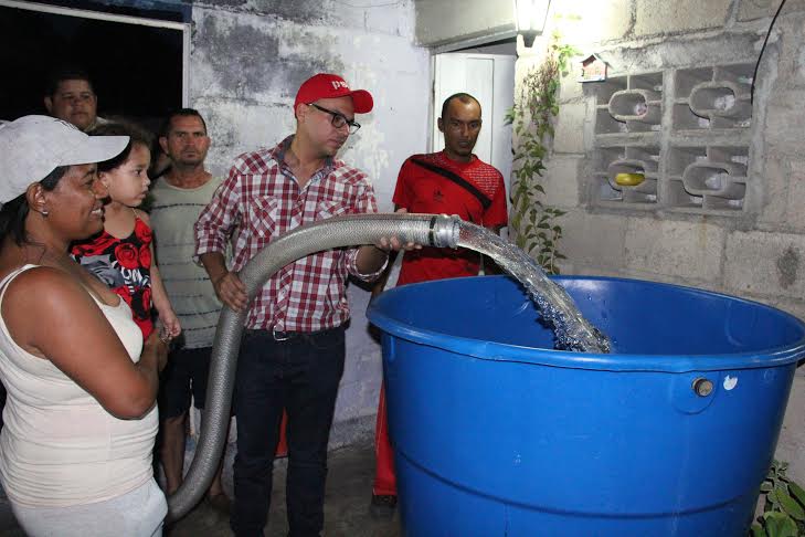 El alcalde visitó ambas comunidades a quienes abasteció de agua directamente