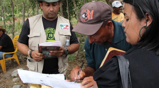 Los funcionarios de las instituciones involucradas en este operativo recorrieron toda la zona y entregaron la notificación a los parceleros