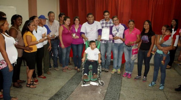 Un pequeño de 8 años recibió un coche ortopédico