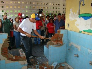 El alcalde inició la demolición de las paredes interna del Simoncito que servirá para la estadía temporal de los comerciantes del área de verduras y hortalizas