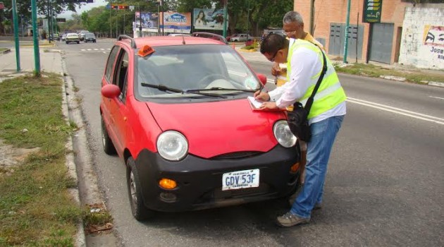 Un equipo multidisciplinario de la Alcaldía y funcionarios policiales se desplegó en la Intercomunal de Cocorote con Avenida Alberto Ravell