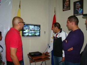 El alcalde junto al secretario de Seguridad Ciudadana inspeccionaron la sala de monitoreo del sistema de televigilancia del corredor Plaza Sucre