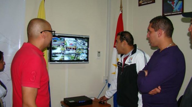 El alcalde junto al secretario de Seguridad Ciudadana inspeccionaron la sala de monitoreo del sistema de televigilancia del corredor Plaza Sucre