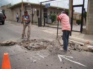 Cuadrillas detectaron que el hundimiento en la boca de visita de la Avenida Francisco Domador se debió una filtración