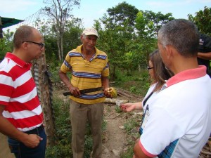 El alcalde junto a los ingenieros del Ciepe y el director de Ambiente recorrieron la plantación de cacao para iniciar el proceso de asesoría con el propietario de la tierra