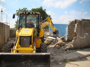 La Fundación Yaracuy Bonito colaboró con una retroexcavadora nueva para las labores de demolición  