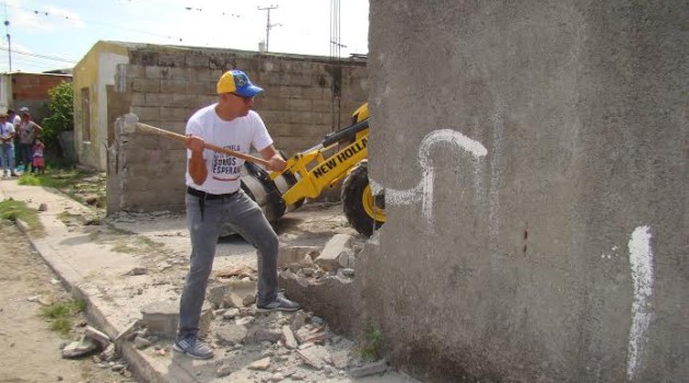 El alcalde demolió las viviendas