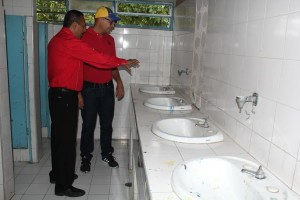 El alcalde dio inicio a los trabajos de rehabilitación de baños de la Unidad Educativa Juan José de Maya