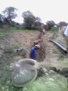 En ambas comunidades se llevan a cabo los trabajos de construcción de colectores de aguas negras