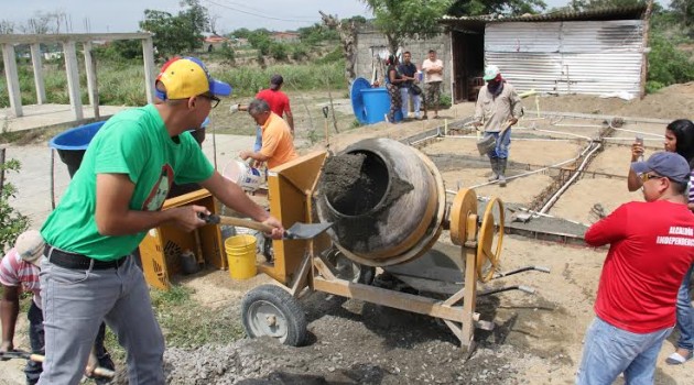 El alcalde participó en el vaciado de losa en el sector Colinas Viento de la urbanización Luisa Cáceres de Arismendi