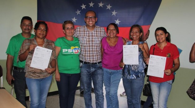 El alcalde junto a funcionarios de Inavi, Banavih y Notaría de Independencia, entregó la titularidad de la vivienda a las familias