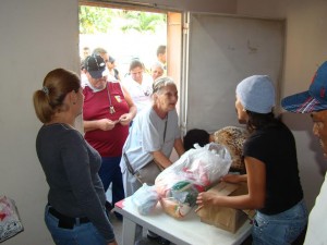 Combos de alimentos e higiene personal fueron vendidos por la Alcaldía desde el seno de las comunidades