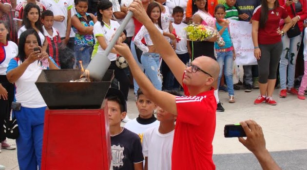 1. El niño Javier Aguilar junto al alcalde José Mujica encendió el pebetero