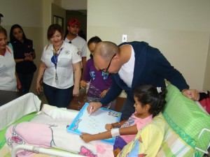 El alcalde junto al personal del CDMNNA, defensores públicos y Tribunal de Protección entregó juguetes a los pequeños