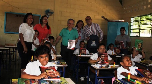 El alcalde junto a los candidatos entregó los Morralitos