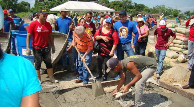 El candidato a la AN por el circuito 2, Néstor León, acompañó a la comunidad en la construcción de las primeras cinco losas