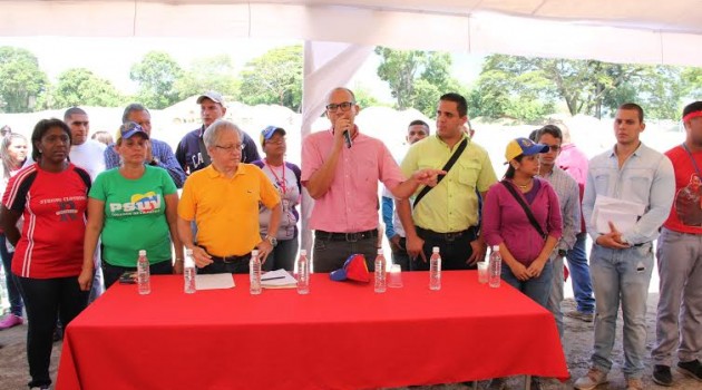 El alcalde José Mujica y el diputado Néstor León, dieron inicio a los trabajos de construcción