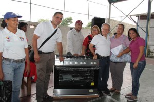 El diputado y candidato a la reelección a la AN, Néstor León encabezó el acto de entrega de equipos de Mi Casa Bien Equipada