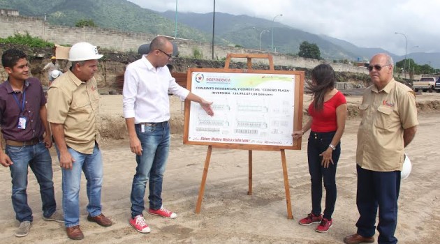 El alcalde José Mujica y la directora regional del Ministerio del Poder Popular de Hábitat y Vivienda dieron inicio formal de la construcción