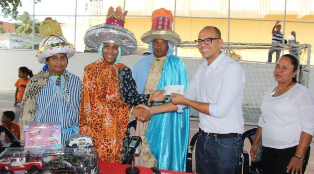 El alcalde entregó el cheque a los representantes de la agrupación Teatro Expresión Popular