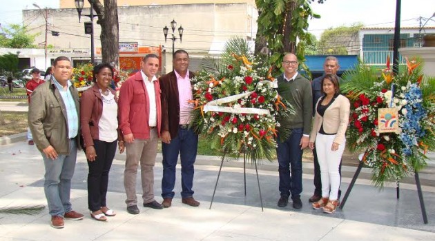 Miembros de los Poderes Públicos del estado realizaron ofrenda floral