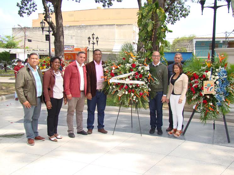 Miembros de los Poderes Públicos del estado realizaron ofrenda floral