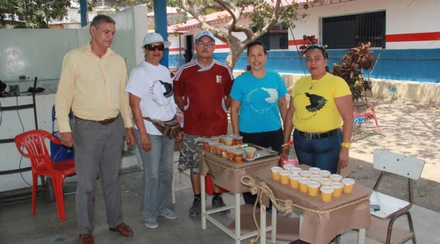 En aras a la conmemoración de la Semana Santa, habitantes del sector Sabaneta del municipio Independencia, inauguraron la mañana de hoy, la I Feria del Coco, evento que se hizo propicio en los espacios del teatro del Centro de Educación Inicial Rubén Villalba Pérez del sector Plaza Sucre y tendrá una duración de tres días. En los 15 stands, artesanos y creadores ofrecieron al público, gran variedad en productos y dulcería criolla a base de coco, entre los que se mencionan; conservas, quesillo de coco, dulce de lechosa con coco, manjar, cocadas, helados, arroz con coco, majarete , el churruchuchu ( dulce de plátano maduro con coco), entre otros. Elio Escorche, organizador del evento, indicó que la iniciativa de implementar en el municipio Independencia todo lo que contempla la Celebración de la Feria del Coco en temporada de Semana Santa, durante los siguientes años, surge luego de una investigación histórica, en donde los pueblos del sur del municipio desarrollaban en los alrededores de la Plaza Sucre , exposiciones artesanales y gastronómicas trabajadas con el coco, por ende , buscan retomar esta actividad, al mismo tiempo que esperan que la jurisdicción sea referencia nacional , al igual que el municipio Cocorote con sus Ferias del Buñuelo. Asimismo resaltó, que para el 2017, esperan trabajar con mayor cantidad de stand y variadas artesanías y dulcería criolla, además de seguir contando con el apoyo del Gobierno local y regional. Al mismo tiempo que agradeció al Alcalde José Mujica por el apoyo brindado a todo el equipo organizador. Cabe destacar que la feria contó con la presentación de actos culturales a cargo de Danzas Sabaneta, así como juegos tradicionales con la utilización del coco.