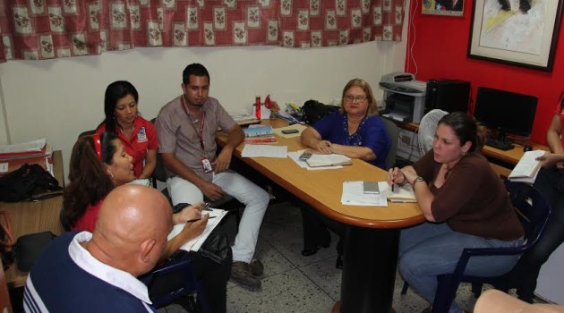 El 31 de mayo se celebra el Día Mundial de No Fumar con motivo de esta fecha significativa, la Alcaldía de Independencia conjuntamente con otras instituciones realizarán en la Plaza Sucre una meja jornada, que consta de atención médica, actividades deportivas y entrega de material informativo. Así lo informó Yubiri Domínguez Directora General de la Alcaldía de Independencia, quien explicó que esta actividad tiene como propósito llevar beneficios a la colectividad, Domínguez estuvo acompañada de Ángel Almerón del Instituto Autónomo de Deporte, Osman Goitia de la Contraloría Sanitaria y Heidi González de la Oficina Nacional Antidroga en Independencia quienes participarán en este evento. Dijo Domínguez dijo que es una mega jornada y “vamos a llevar beneficios a nuestra comunidad, con activación de consulta de sensación tabatica, consultas de medicina general, atención odontológica, además a través del Consejo Municipal de los Derechos del Niño, Niña y Adolescente del municipio Independencia (CMDNNA), Oficina Nacional Antidroga y otras instituciones, se van a entregar trípticos, además de fomentar las actividades deportivas”. Destacó que también se va a cumplir con la activación de la gaceta 030 que establece el No Fumar en ambientes cerrado, esto con la intención de concienciar a las personas que aún fuman o las que piensan fumar, de manera que adquieran la conciencia necesaria para evitar el flagelo, “la idea es llevar más salud a nuestras comunidades que se viva en ambiente sano y sin perjuicio”. Por su parte, Ángel Almerón, presidente del Instituto Autónomo de Deporte de Independencia, dijo que se llevarán a cabo actividades deportivas y recreativas, también habrá exhibiciones de deporte de combate, se llevara a cabo una bailoterapia así como diversas actividades que van a contribuir al desarrollo de la actividad física y al fomento del cese de fumar. En este sentido, Osman Goitia del Servicio Autónomo de Contraloría Sanitaria, explicó que anualmente se vienen realizando actividades nacionales y regionales con el Ministerio de Salud, dijo que se hace entrega de trípticos, además de charlas para generar la conciencia de los espacios libre de tabaco, agregó que se viene trabajando articuladamente con la Alcaldía de Independencia. Asimismo Heidi González de la ONA Independencia informó que vienen realizando actividades de prevención en las escuelas, y para el 31 de mayo se sumarán las que están más cercanas a la Plaza Sucre para que así participen activamente con la entrega de material informativo para un ambiente libre de humo.